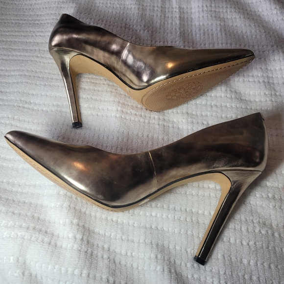 VINCE CAMUTO KAIN GOLD METALLIC PUMP - Picture 3 of 16